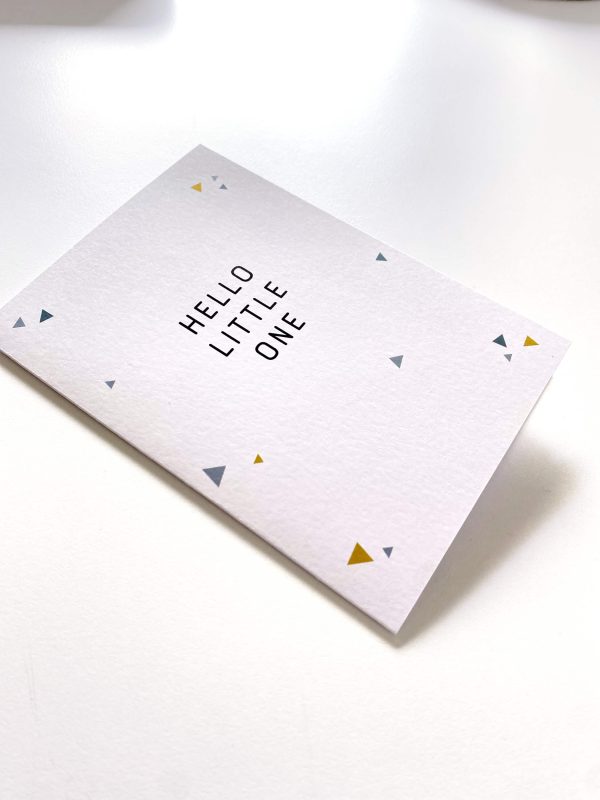 Glückwunschkarte-zur-Geburt-Hello-little-One-Grußkarte-Baby-Senfgelb-Blau-Dreiecke-Konfetti-mit-Kraftpapier-Briefumschlag-Pers